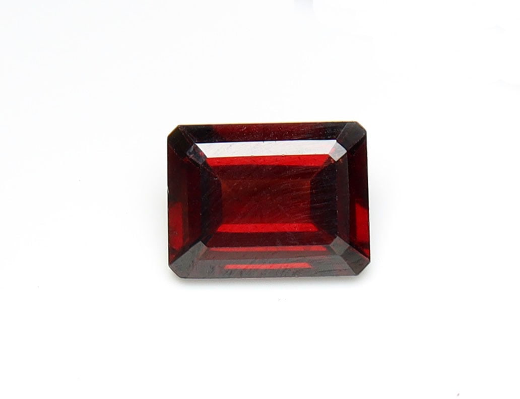 Lovely " Natural Pyrope Almandine Garnet " 2.88 Cts Natural Pyrope Almandine Garnet: No Reserve! Title: Lovely " Natural Pyrope Almandine Garnet " 2.88 Cts Natural Pyrope Almandine Garnet Additional Information: Gemstone : Natural Almandine Garnet Shape and cut : Rectengular Cushion C