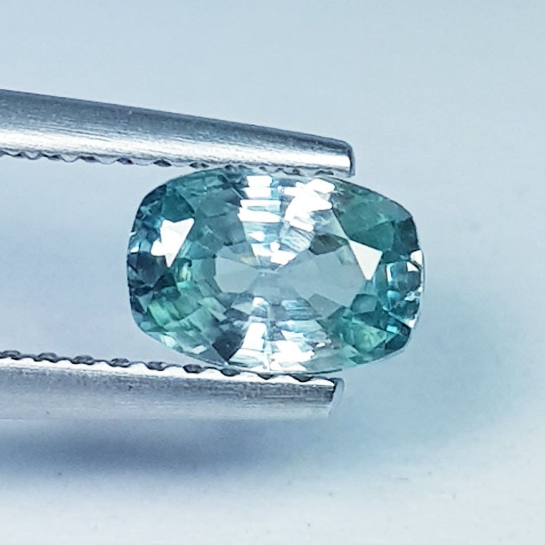 1.17 Ctz Top Grade Dazling Blue Natural Zircon: No Reserve! Title: 1.17 Ctz Top Grade Dazling Blue Natural Zircon Color/Clarity: Zircon Gemstone: Blue / VVS Carat Weights: 1.17 Size: 7.00 x 4.80 x 3.20 Additional Information: Rectangle Cushion / Ca