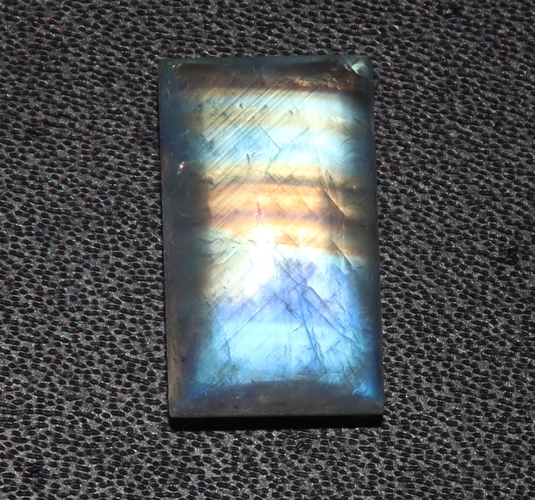 Delightful " Natural Rainbow Moonstone " 10.88 Cts Natural Rainbow Moonstone: No Reserve! Title: Delightful " Natural Rainbow Moonstone " 10.88 Cts Natural Rainbow Moonstone Additional Information: Gemstone : Natural Rainbow Moonstone Shape : Rectengular Cabochan Weight : 10.88