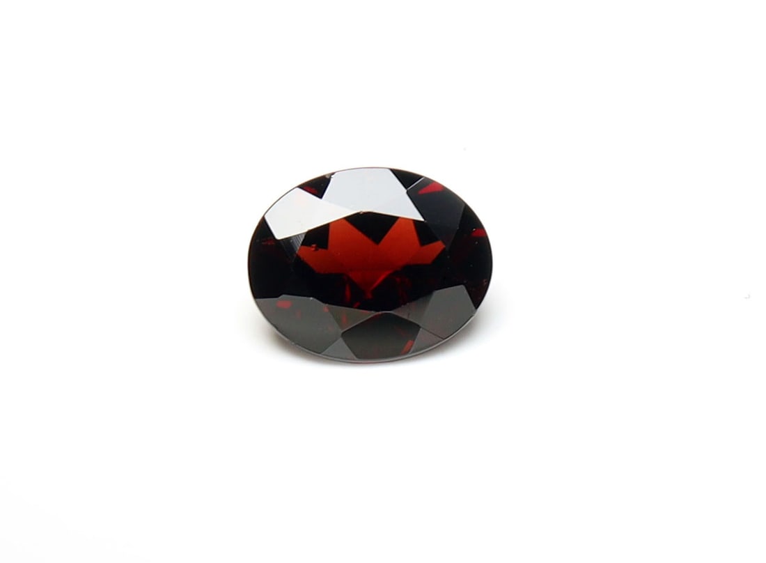 Marvellous " Natural Pyrope Almandine Garnet " 2.70 Cts Natural Pyrope Almandine Garnet: No Reserve! Title: Marvellous " Natural Pyrope Almandine Garnet " 2.70 Cts Natural Pyrope Almandine Garnet Additional Information: Gemstone : Natural Almandine Garnet Shape and cut : Oval Cut Origin :