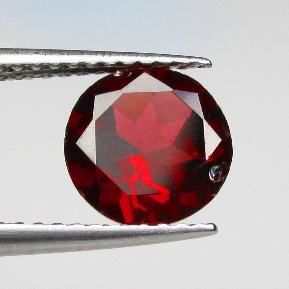 2.00 Ctw Natural Rhodolite Garnet Round Cut: No Reserve! Title: 2.00 Ctw Natural Rhodolite Garnet Round Cut Stone Clarity: VVS Gemstones: Natural Rhodolite Garnet Carat Weights: 2.00 Size/Dimensions: 7.60 x 7.60 x 4.30 mm Additional Information: