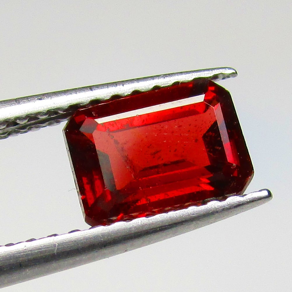 1.29 Ctw Natural Rhodolite Garnet Octagon Cut: No Reserve! Title: 1.29 Ctw Natural Rhodolite Garnet Octagon Cut Stone Clarity: VVS Gemstones: Natural Rhodolite Garnet Carat Weights: 1.29 Size/Dimensions: 7.10 x 5.10 x 3.30 mm Additional Informatio