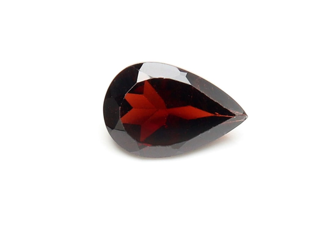 Awesome " Natural Pyrope Almandine Garnet " 2.87 Cts Natural Pyrope Almandine Garnet: No Reserve! Title: Awesome " Natural Pyrope Almandine Garnet " 2.87 Cts Natural Pyrope Almandine Garnet Additional Information: Gemstone : Natural Almandine Garnet Shape and cut : Pear Cut Origin : Af