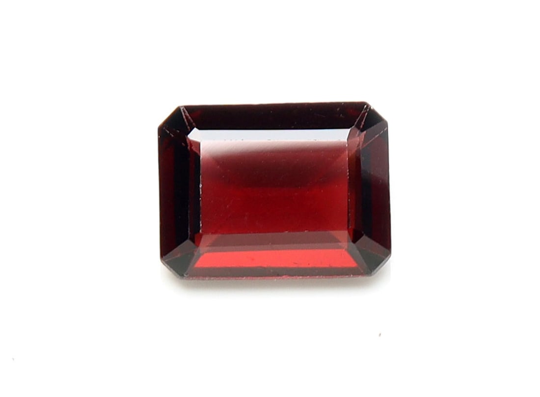 Stunning " Natural Pyrope Almandine Garnet " 2.15 Cts Natural Pyrope Almandine Garnet: No Reserve! Title: Stunning " Natural Pyrope Almandine Garnet " 2.15 Cts Natural Pyrope Almandine Garnet Additional Information: Gemstone : Natural Almandine Garnet Shape and cut : Rectengular Cushion