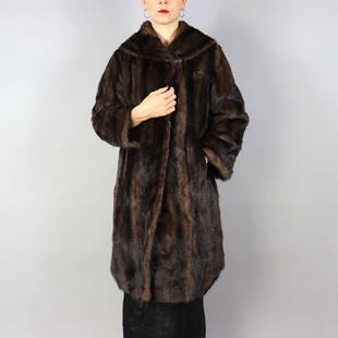 BROWN MUSKRAT FUR COAT-Size L - US14: Title: BROWN MUSKRAT FUR COAT-Size L - US14Dimension: Approximate size- US14 ,“- Size L : Important details: Length: 100cm/39.37in -Shoulders width:50cm/19.69in -Sleeve Length:58cm/22.83in