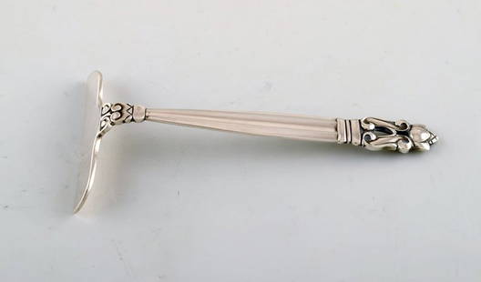 Georg Jensen Acorn child's pusher in sterling silver.: Title: Georg Jensen Acorn child's pusher in sterling silver. Description: Georg Jensen Acorn child's pusher in sterling silver. Designer: Johan Rohde. Length: 9.8 cm. Stamped. In very good condition.