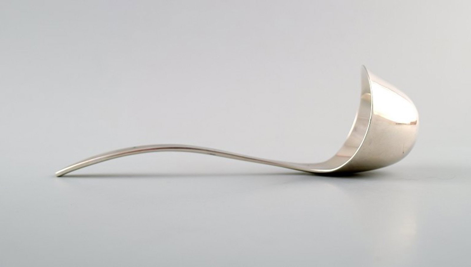 Swallow sterling silver 925 cutlery Swallow silverware. Sauce Ladle.: Title: Swallow sterling silver 925 cutlery Swallow silverware. Sauce Ladle. Description: Swallow sterling silver 925 cutlery Swallow silverware. Sauce Ladle. In perfect condition Length 18 cm. Stamp: 