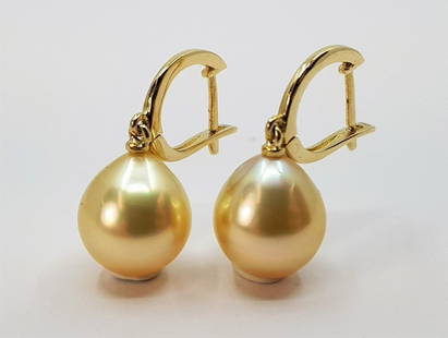 11x12mm Golden South Sea Pearl Drops - 14 kt. Yellow gold - Earrings: Title: 11x12mm Golden South Sea Pearl Drops - 14 kt. Yellow gold - EarringsDescription: Produced by the Pinctada Maxima Oyster in the warm oceans of Australia, these pearls have a natural beautiful