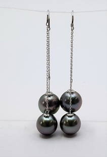 9x11m Peacock Tahitian Pearls - 18 kt. White gold - Earrings: Title: 9x11m Peacock Tahitian Pearls - 18 kt. White gold - EarringsDescription: A pair of elegant white gold earrings featuring two pairs of Tahitian pearls, noted for their magnificent peacock hues