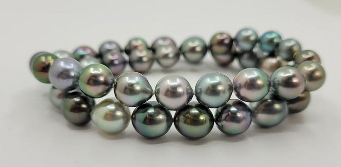 8.5x12mm Bright Multi Tahitian Pearls - 14 kt. Yellow gold - Necklace: Title: 8.5x12mm Bright Multi Tahitian Pearls - 14 kt. Yellow gold - Necklace Description: A stunning multi-colored necklace of Tahitian pearls, selected for their shimmering peacock, aubergine and sil