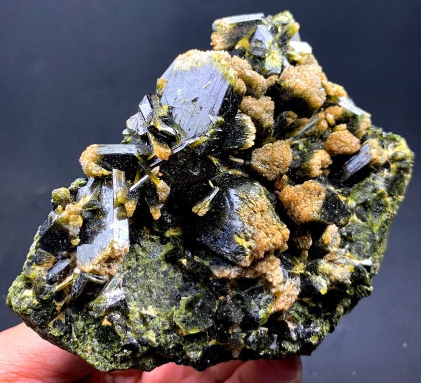 Epidote Crystals , Epidote Specimen , Orange Head Green Epidote from Pakistan - 541 Gram , 107*77*46: Materials: epidot, epidote Description Epidote Crystals , Epidote Specimen , Orange Head Green Epidote from Pakistan. Crystals have unique orange color in terminations. Weight : 541 Grams Size : 107*7