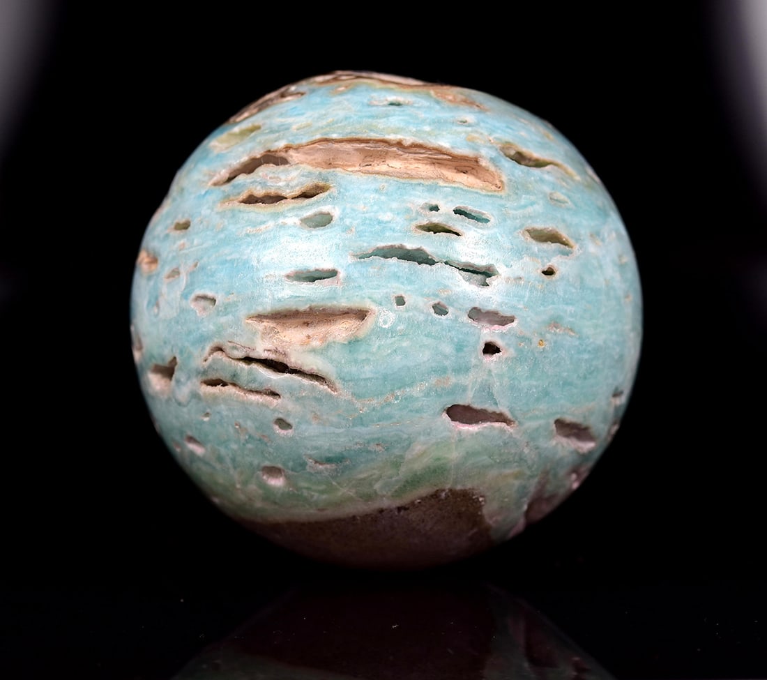 296 Gram Gram Beautiful Caribbean Calclte Spher: Title: 296 Gram Gram Beautiful Caribbean Calclte Spher Item Type: Sphere Origin: Pakistan Weight: 296 Gram Size: 59x59x59 mm Reserve: $20.00 Shipping: Domestic: Flat-rate of $15.00 to anywhere within 