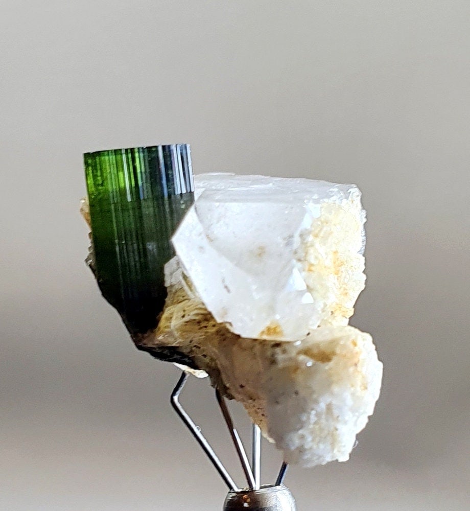 8 Grams Very Beautiful Green Cap Tourmaline on Quartz Crystal From Skardu Pakistan: Description 8 Grams Very Beautiful Green Cap Tourmaline on Quartz Crystal From Skardu Pakistan. Size 2.9 CM X 1.5CM x 1.5 CM Reserve: $22.00 Shipping: Domestic: Flat-rate of $12.00 to anywhere within 