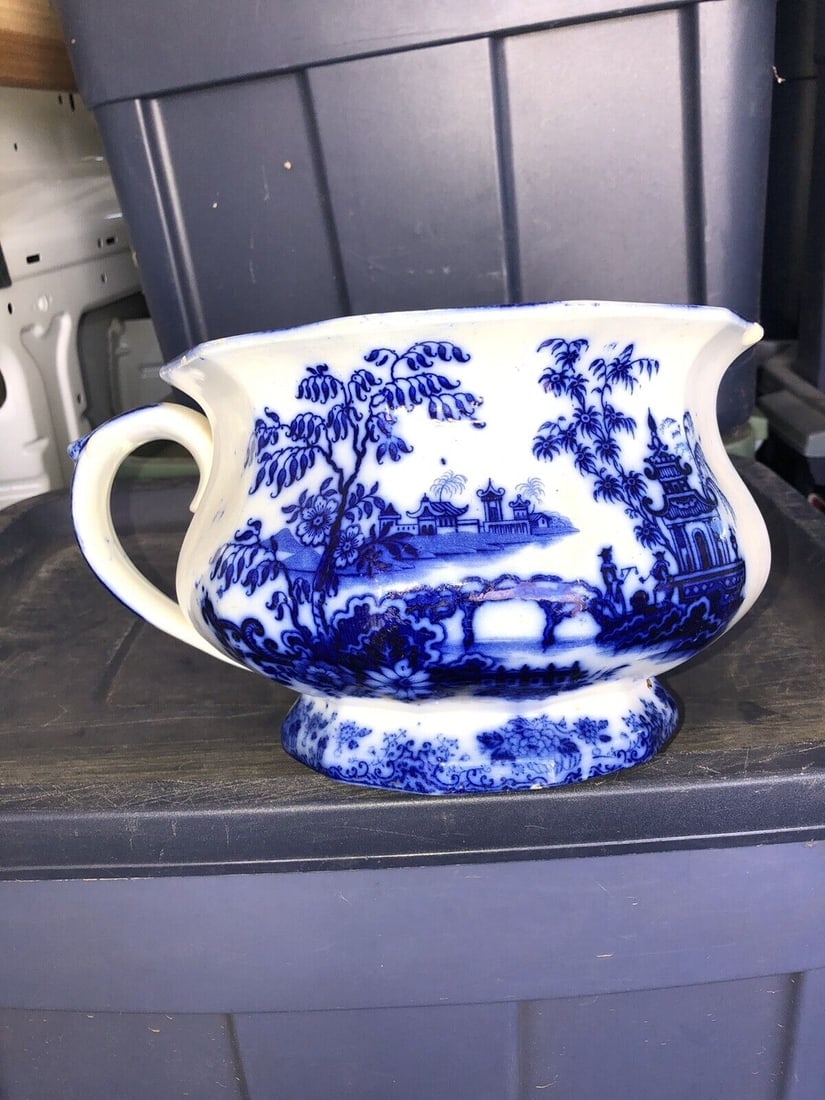 flow blue chamber pot (1 of 8)