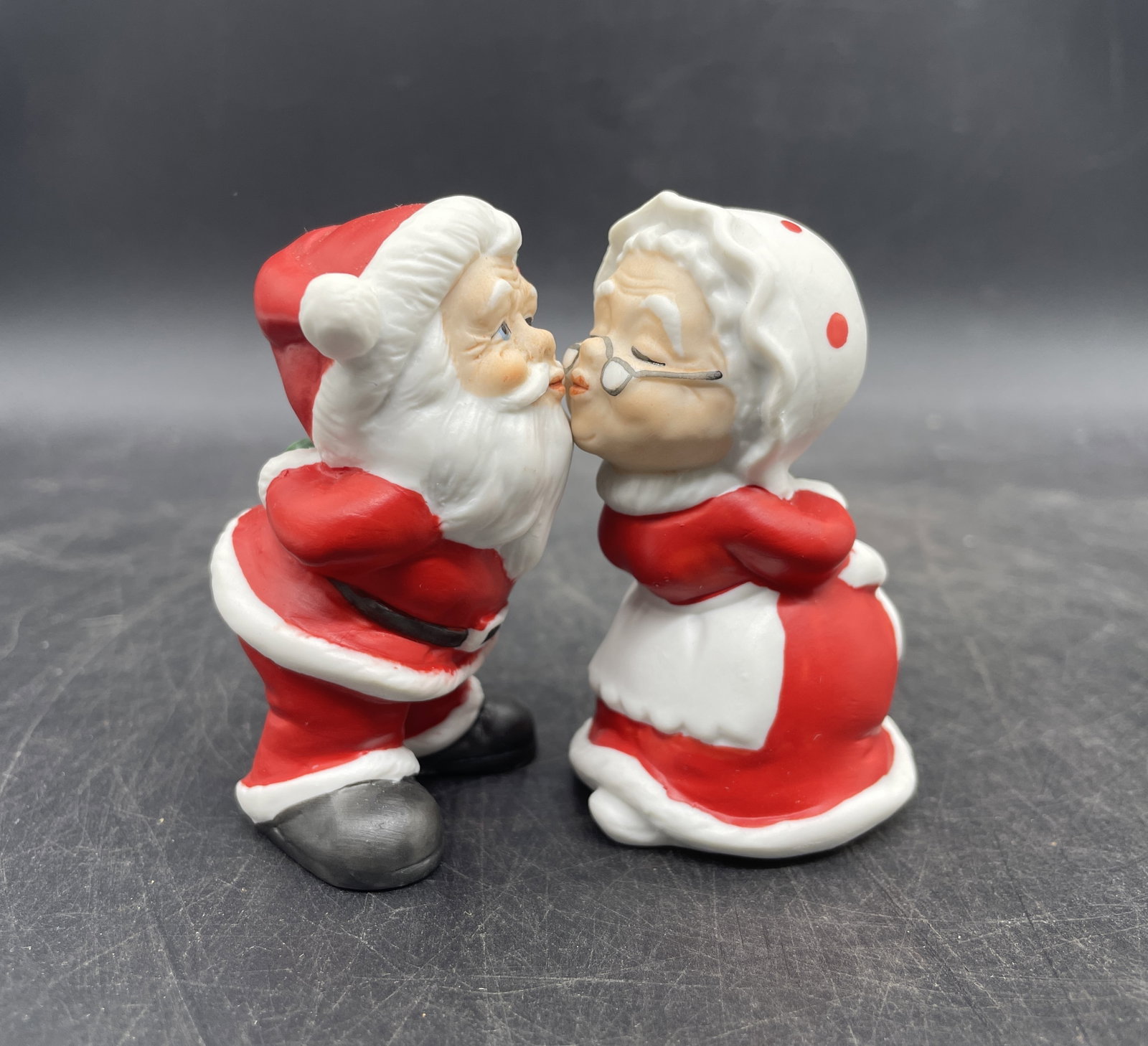 VINTAGE LEFTON KISSING SANTA AND MRS. CLAUS CHRISTMAS HAND PAINTED: Title: VINTAGE LEFTON KISSING SANTA AND MRS. CLAUS CHRISTMAS HAND PAINTED Date/Period: approx 1950-60's Dimension: APPROX 3" Material: PORCELAIN BISQUE Additional Information: VINTAGE LEFTON KISSING S