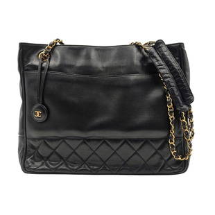 CHANEL Tote shoulder bag in black leather: Title: CHANEL Tote shoulder bag in black leatherMaterials: LeatherMeasurements/Size: DIMENSIONS: L: 32 cm - H: 25 cm - W: 7 cm - Handles 34 cmDescription: (5140B417). Chanel Tote shoulder bag in