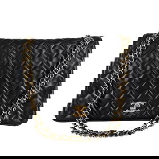CHANEL Timeless Classic Bag 30 CM double flap turn lock: Title: CHANEL Timeless Classic Bag 30 CM double flap turn lock Materials: Leather Measurements/Size: DIMENSIONS: L: 30cm - H: 22cm - W: 9cm Description: (5088B923). Chanel shoulder bag CM 30 in black