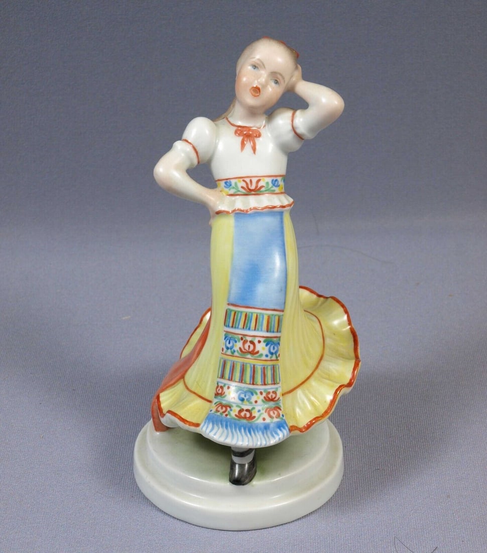 Herend Hungary Girl Figurine 5468-9 Vintage Folk Dancer Traditional Outfit (1 of 6)