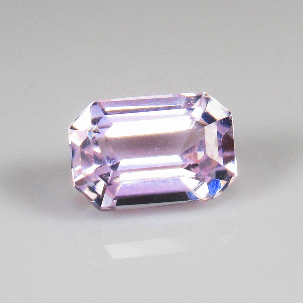 Natural Pink Kunzite - 1.87 Ct: No Reserve! Title: Natural Pink Kunzite - 1.87 Ct Origin: Afghanistan Weight: 1.87 Size/Dimensions: 8.0 x 5.5 x 4.8 mm Additional Information: Pieces : 1 No's / Shape : Octagon Cut / Color : Pink / Cl
