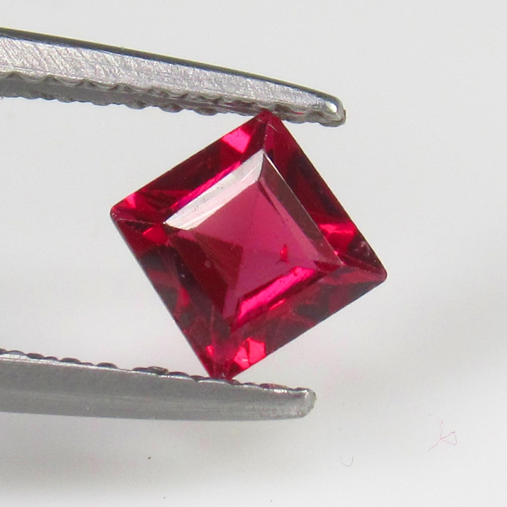 0.79 Ct - Natural Rhodolite Garnet: No Reserve! Title: 0.79 Ct - Natural Rhodolite Garnet Additional Information: Gemstone Gemstones: Garnet Carat Weights: 0.79 Size/Dimensions: 5.0 x 5.0 x 3.1 mm Additional Information: Pieces : 1 No's