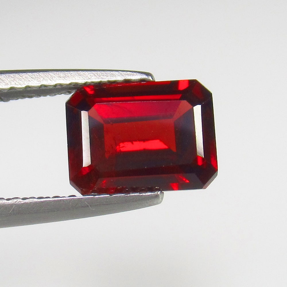 Natural Rhodolite Garnet - 2.11 Ct: No Reserve! Title: Natural Rhodolite Garnet - 2.11 Ct Origin: Mozambique Weight: 2.11 Size/Dimensions: 8.2 x 6.2 x 4.0 mm Additional Information: Pieces : 1 No's / Shape : Octagon Cut / Color : Purpli