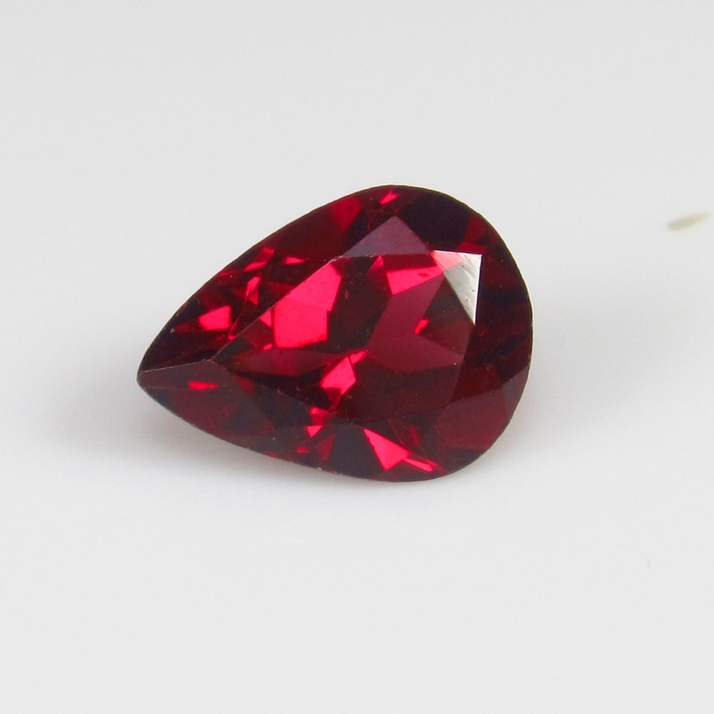 Natural Rhodolite Garnet - 1.44 Ct: No Reserve! Title: Natural Rhodolite Garnet - 1.44 Ct Origin: Mozambique Weight: 1.44 Size/Dimensions: 8.2 x 6.1 x 4.1 mm Additional Information: Pieces : 1 No's / Shape : Pear Cut / Color : Purplish 