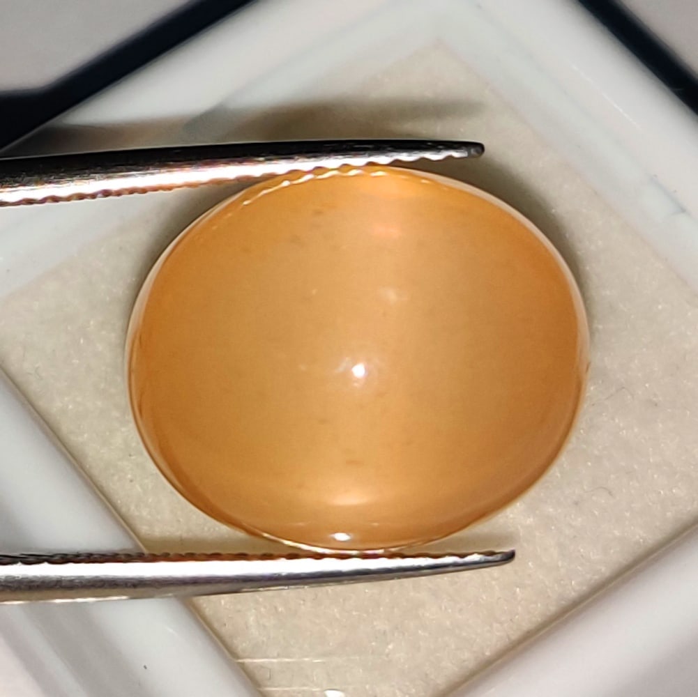 12.58 Ctw Natural Moonstone Oval Cab: No Reserve! Title: 12.58 Ctw Natural Moonstone Oval Cab Stone Clarity: Translucent Gemstones: Natural Moonstone Carat Weights: 12.58 Size/Dimensions: 15.40 x 12.90 x 8.70 mm Additional Information: Ex