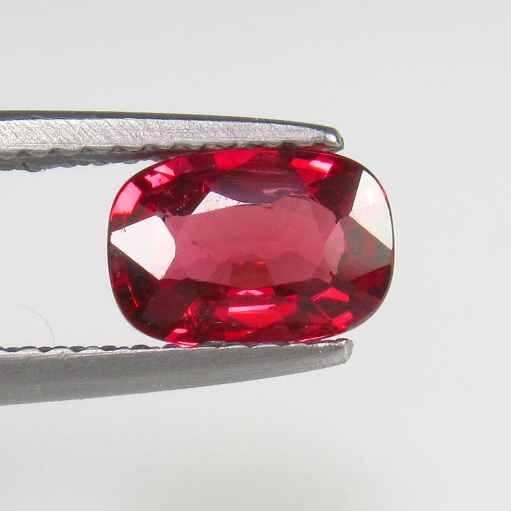 1.26 Ct - Natural Rhodolite Garnet: No Reserve! Title: 1.26 Ct - Natural Rhodolite Garnet Additional Information: Gemstone Gemstones: Garnet Carat Weights: 1.26 Size/Dimensions: 8.0 x 5.5 x 3.2 mm Additional Information: Pieces : 1 No's
