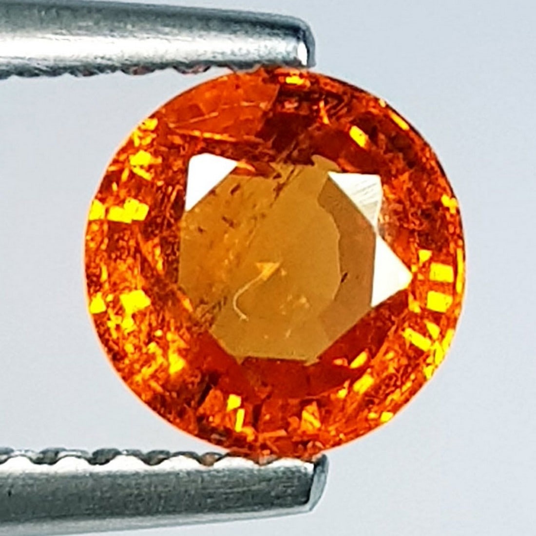 1.30 ctz" Beautiful Fanta Orange " Natural Spessartite Garnet: No Reserve! Title: 1.30 ctz" Beautiful Fanta Orange " Natural Spessartite Garnet Color/Clarity: Orange / VS Gemstone: Garnet Carat Weights: 1.3 Size: 6.00 x 6.00 x 3.50 Additional Information: Oval / 