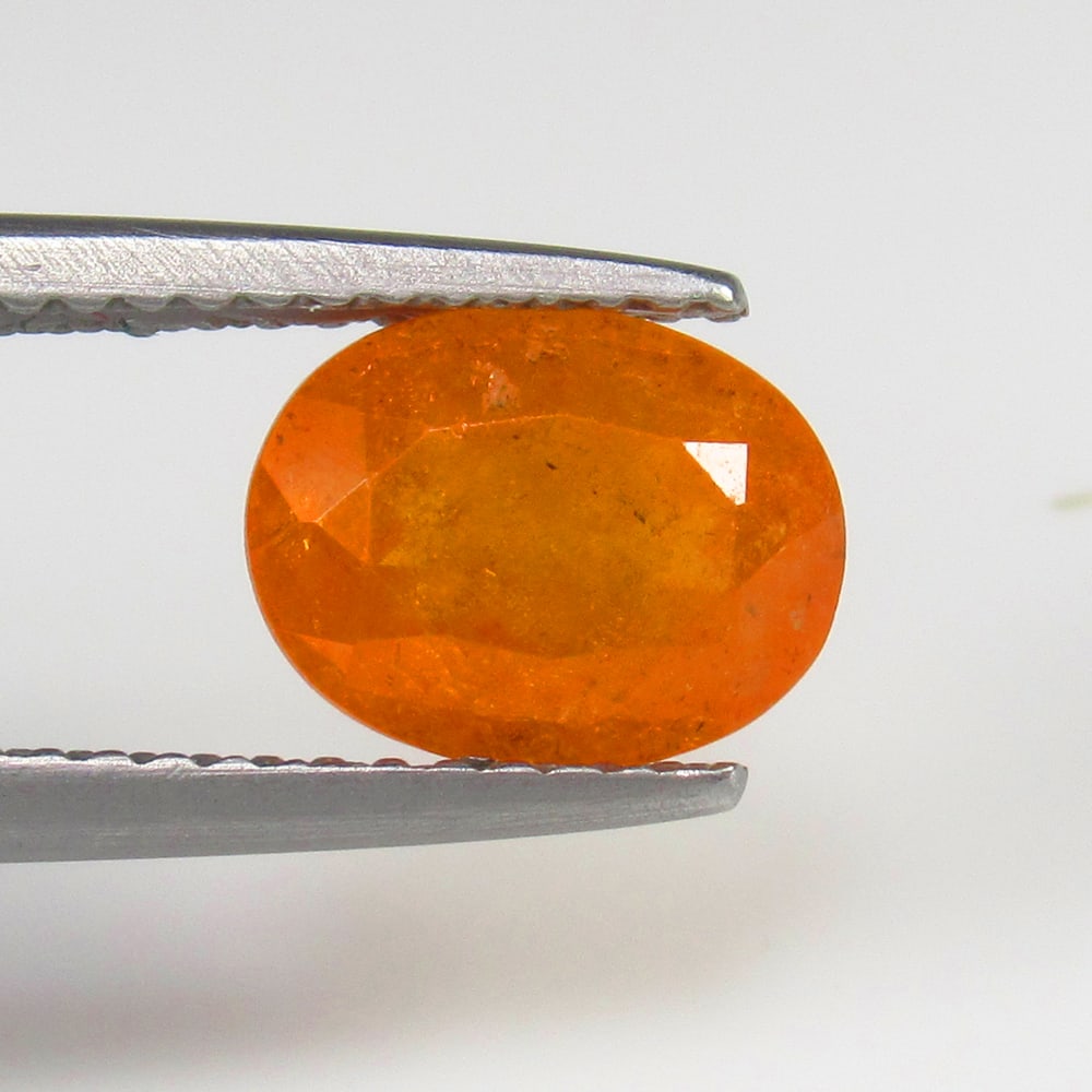 Natural Spessarite Garnet - 2.13 Ct: No Reserve! Title: Natural Spessarite Garnet - 2.13 Ct Origin: Madagascar Weight: 2.13 Size/Dimensions: 8.5 x 6.6 x 4.2 mm Additional Information: Pieces : 1 No's / Shape : Oval Cut / Color : Orange /