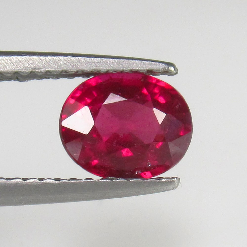1.42 Ct - Natural Rhodolite Garnet: No Reserve! Title: 1.42 Ct - Natural Rhodolite Garnet Additional Information: Gemstone Gemstones: Garnet Carat Weights: 1.42 Size/Dimensions: 7.4 x 6.0 x 3.9 mm Additional Information: Pieces : 1 No's