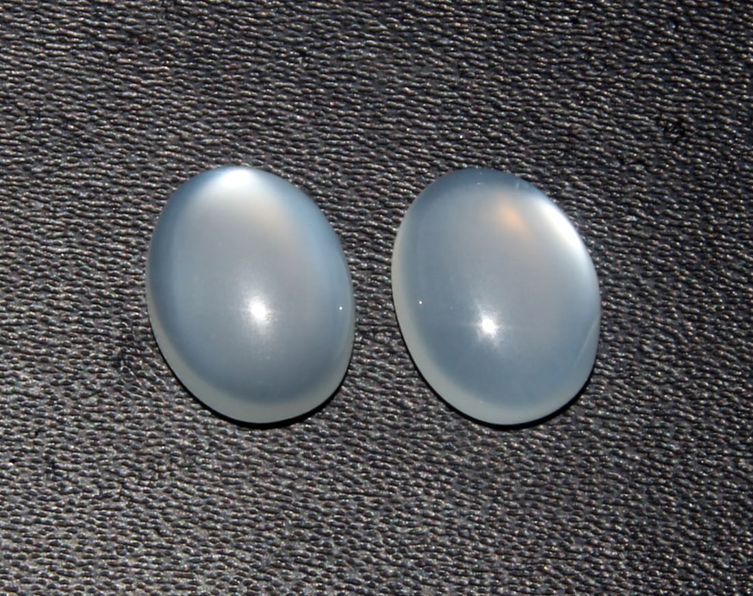 Spectacular " Natural Moonstone " 5.11 Cts Natural Moonstone Lot: No Reserve! Title: Spectacular " Natural Moonstone " 5.11 Cts Natural Moonstone Lot Additional Information: Gemstone : Natural Moonstone Shape : Oval Cabochan Weight : 5.11 carats Measurements : 10.70