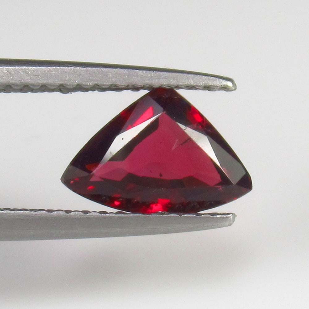 1.59 Ct - Natural Rhodolite Garnet: No Reserve! Title: 1.59 Ct - Natural Rhodolite Garnet Additional Information: Gemstone Gemstones: Garnet Beads Carat Weights: 1.59 Size/Dimensions: 9.5 x 6.5 x 3.4 mm Additional Information: Pieces : 