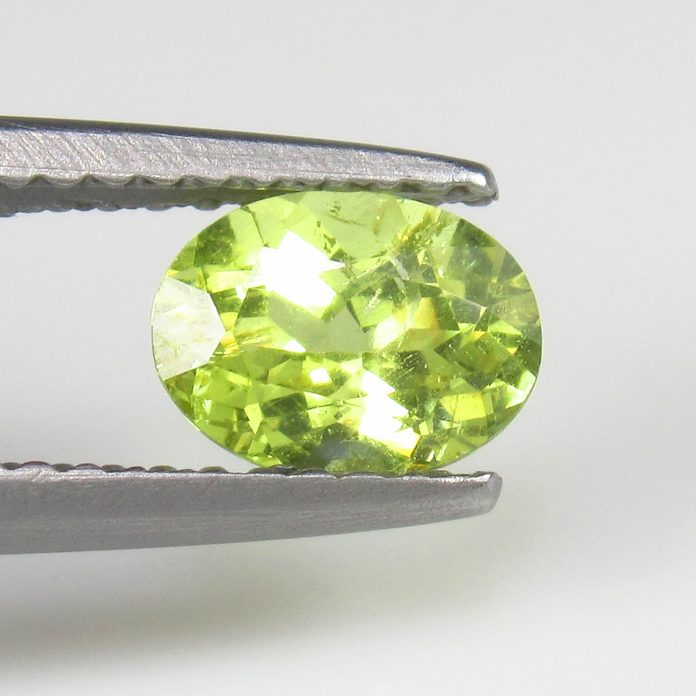 Natural Mali Garnet - 0.90 Ct: No Reserve! Title: Natural Mali Garnet - 0.90 Ct Origin: Madagascar Weight: 0.90 Size/Dimensions: 6.7 x 5.0 x 3.6 mm Additional Information: Pieces : 1 No's / Shape : Round Cut / Color : Yellow / Clar