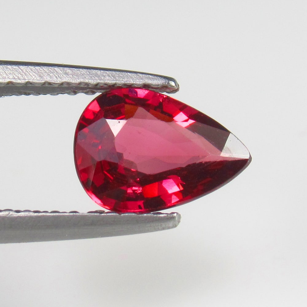 1.13 Ct - Natural Rhodolite Garnet: No Reserve! Title: 1.13 Ct - Natural Rhodolite Garnet Additional Information: Gemstone Gemstones: Garnet Carat Weights: 1.13 Size/Dimensions: 8.5 x 6.0 x 3.0 mm Additional Information: Pieces : 1 No's
