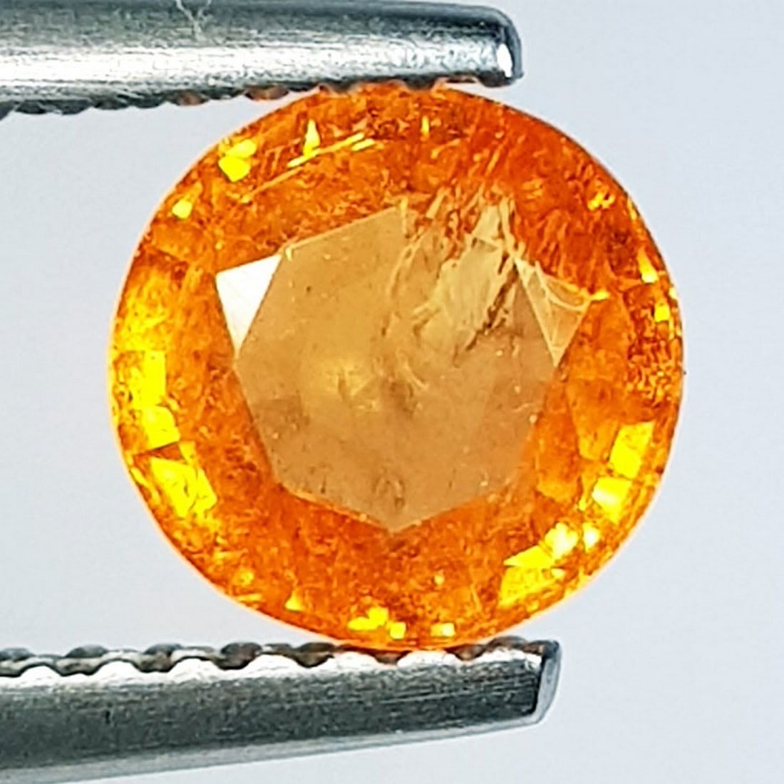 1.47ctz" Beautiful Fanta Orange " Natural Spessartite Garnet: No Reserve! Title: 1.47ctz" Beautiful Fanta Orange " Natural Spessartite Garnet Color/Clarity: Orange / VS Gemstone: Garnet Carat Weights: 1.47 Size: 6.30 x 6.30 x 3.80 Additional Information: Round /