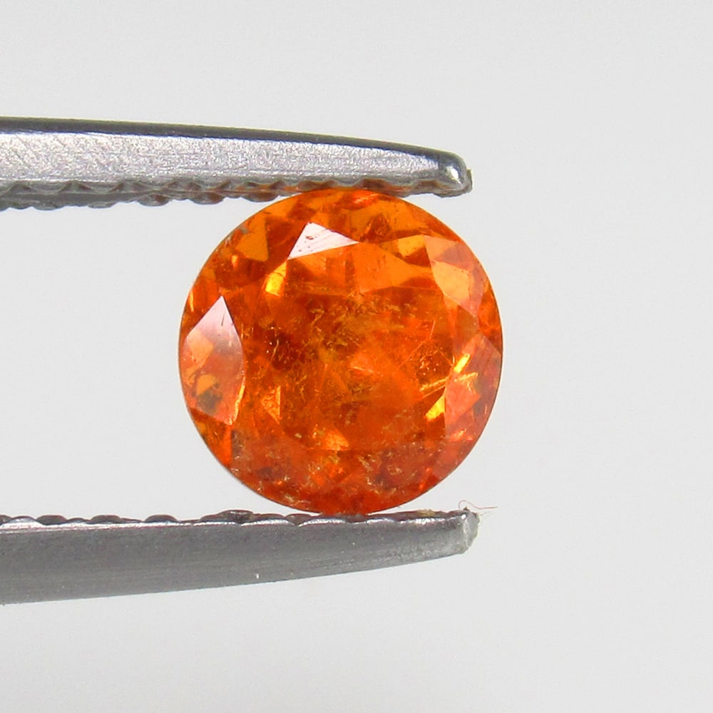 1.07 Ct - Natural Spessartite Garnet: No Reserve! Title: 1.07 Ct - Natural Spessartite Garnet Additional Information: Gemstone Gemstones: Garnet Carat Weights: 1.07 Size/Dimensions: 5.1 x 5.1 x 4.4 mm Additional Information: Pieces : 1 No
