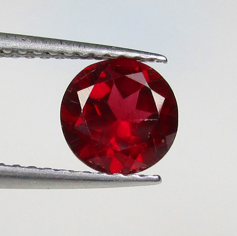 1.26 Ctw Natural Rhodolite Garnet Round Cut: No Reserve! Title: 1.26 Ctw Natural Rhodolite Garnet Round Cut Stone Clarity: VVS Gemstones: Natural Rhodolite Garnet Carat Weights: 1.26 Size/Dimensions: 6.70 x 6.70 x 4.00 mm Additional Information: