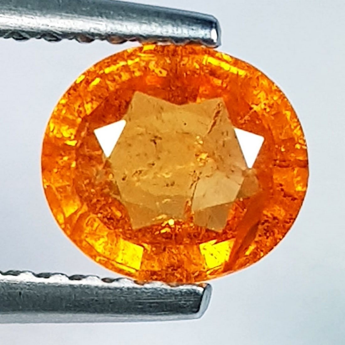 1.55 ctz" Beautiful Fanta Orange " Natural Spessartite Garnet: No Reserve! Title: 1.55 ctz" Beautiful Fanta Orange " Natural Spessartite Garnet Color/Clarity: Orange / VS Gemstone: Garnet Carat Weights: 1.55 Size: 7.00 x 6.30 x 3.50 Additional Information: Oval /