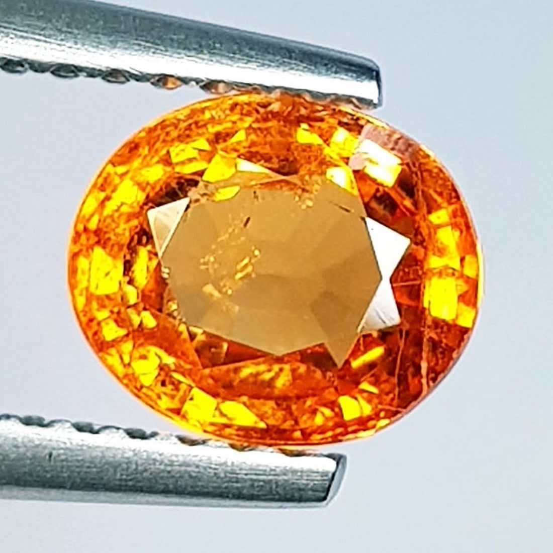 1.50 ctz" Beautiful Fanta Orange " Natural Spessartite Garnet: No Reserve! Title: 1.50 ctz" Beautiful Fanta Orange " Natural Spessartite Garnet Color/Clarity: Orange / VS Gemstone: Garnet Carat Weights: 1.5 Size: 7.00 x 6.00 x 3.60 Additional Information: Oval / 