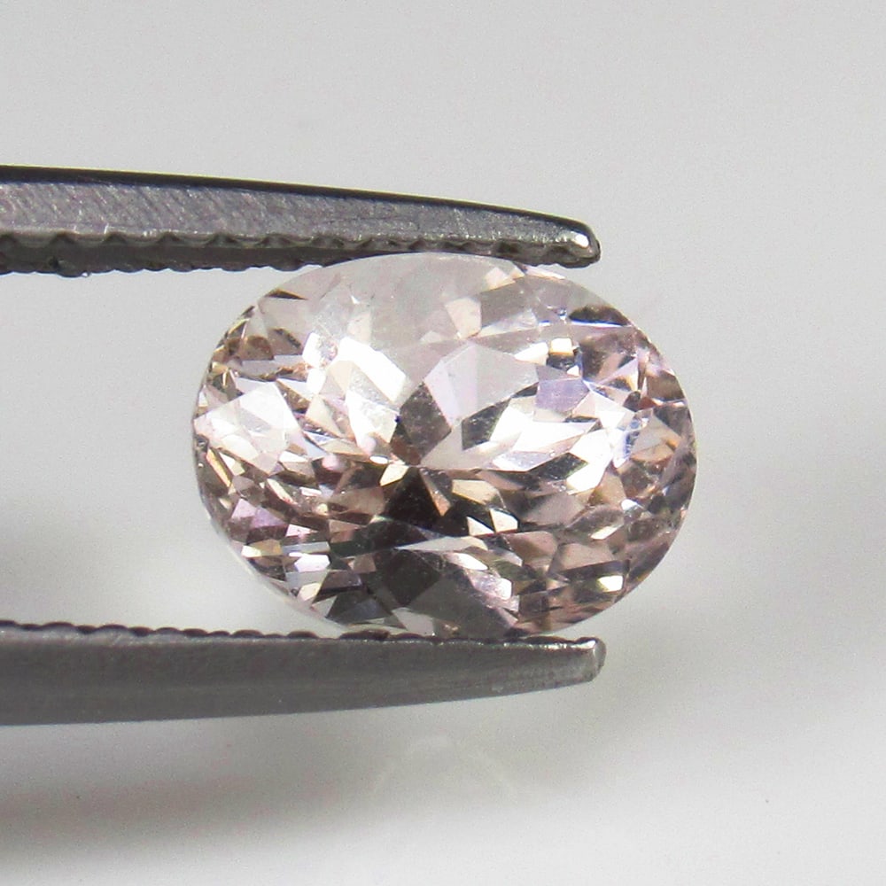 1.82 Ct - Natural Morganite: No Reserve! Title: 1.82 Ct - Natural Morganite Additional Information: Gemstone Gemstones: Morganite Carat Weights: 1.82 Size/Dimensions: 8.2 x 6.3 x 6.1 mm Additional Information: Pieces : 1 No's / S