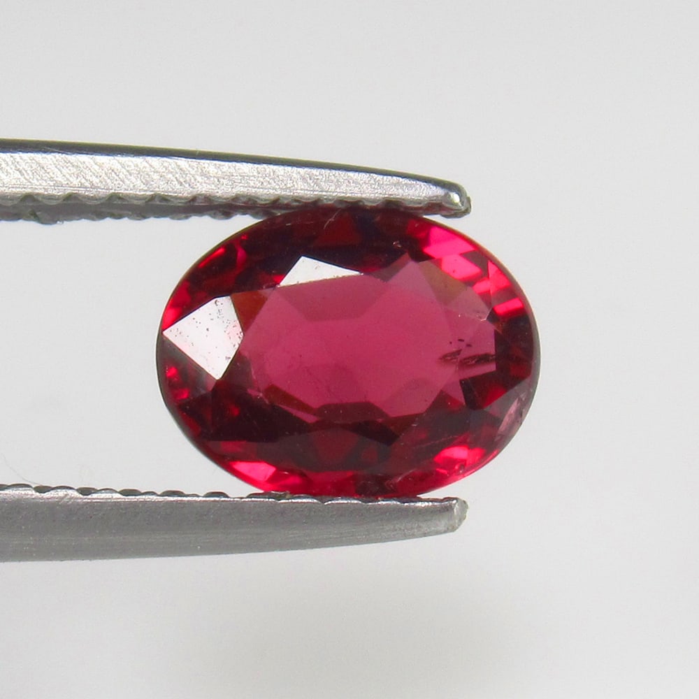 1.46 Ct - Natural Rhodolite Garnet: No Reserve! Title: 1.46 Ct - Natural Rhodolite Garnet Additional Information: Gemstone Gemstones: Garnet Carat Weights: 1.46 Size/Dimensions: 7.7 x 6.0 x 3.5 mm Additional Information: Pieces : 1 No's