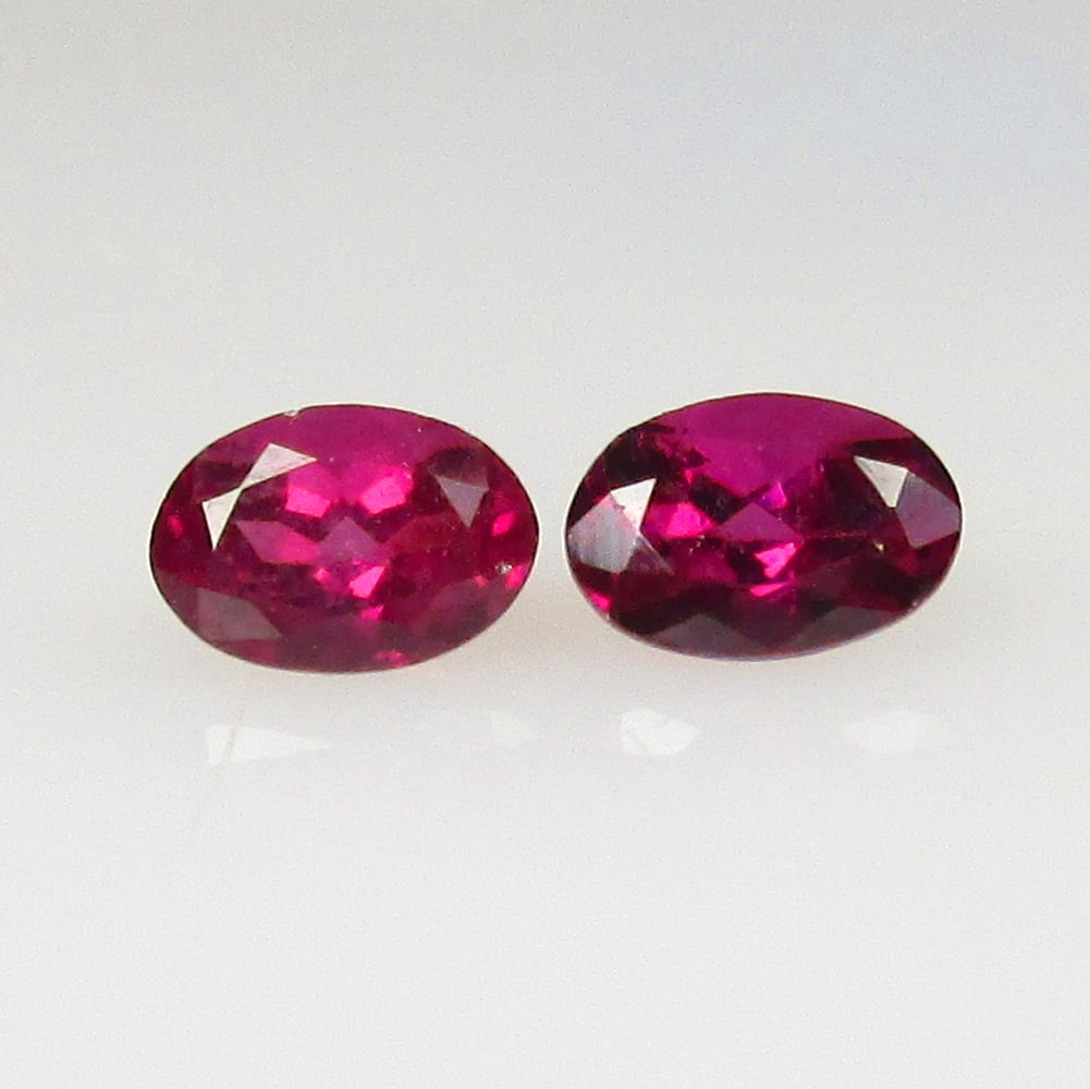 1.39 Ctw Natural Rhodolite Garnet Oval Pair: No Reserve! Title: 1.39 Ctw Natural Rhodolite Garnet Oval Pair Stone Clarity: VVS Gemstones: Natural Rhodolite Garnet Carat Weights: 1.39 Size/Dimensions: 6.20 x 4.20 x 3.40 mm / 2 Pc's Additional Inf