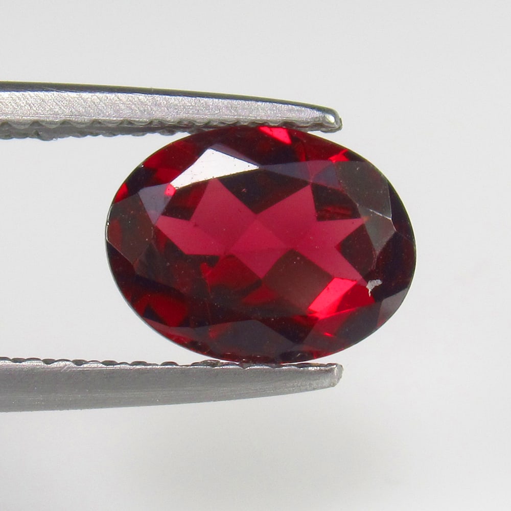 1.75 Ct - Natural Rhodolite Garnet: No Reserve! Title: 1.75 Ct - Natural Rhodolite Garnet Additional Information: Gemstone Gemstones: Garnet Carat Weights: 1.75 Size/Dimensions: 9.0 x 7.0 x 3.5 mm Additional Information: Pieces : 1 No's