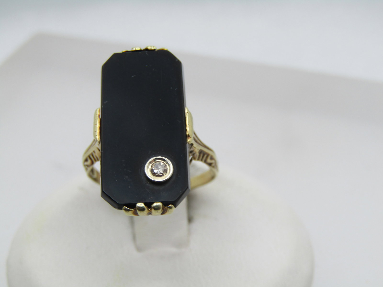 Vintage 14kt Onyx Diamond Ring, Sz. 5.25. Scrolled, Art Deco Themed: Vintage 14kt Onyx Diamond Ring, Sz. 5.25. Scrolled, 1940's-1950's or earlier - art deco or art deco themed. The onyx is a long rectangle with cut corners and appx. 20mm by 10mm. In one corner it has a