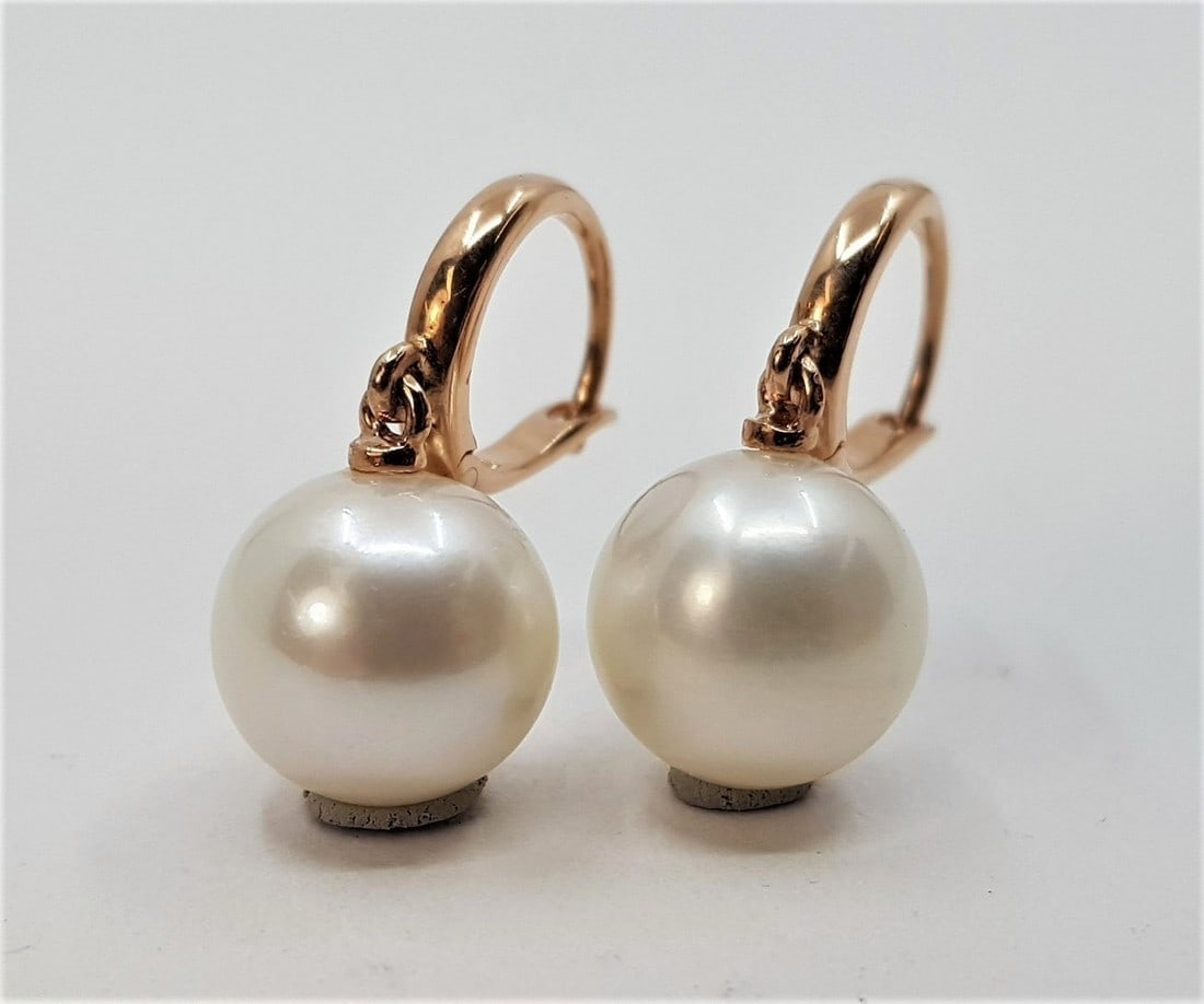 10x11mm Round White Edison Pearls - 14 kt. Pink gold - Earrings: Title: 10x11mm Round White Edison Pearls - 14 kt. Pink gold - Earrings Description: A Pair of Edison pearl earrings, that have been hand drawn in 14kt. gold and can be worn throughout the day and even