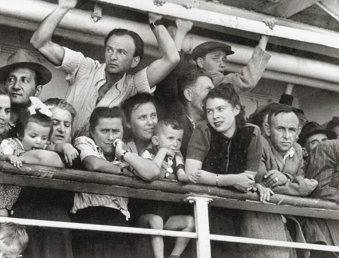 ROBERT CAPA - Arrival of Thousands of Immigrants 1949 (1 of 1)