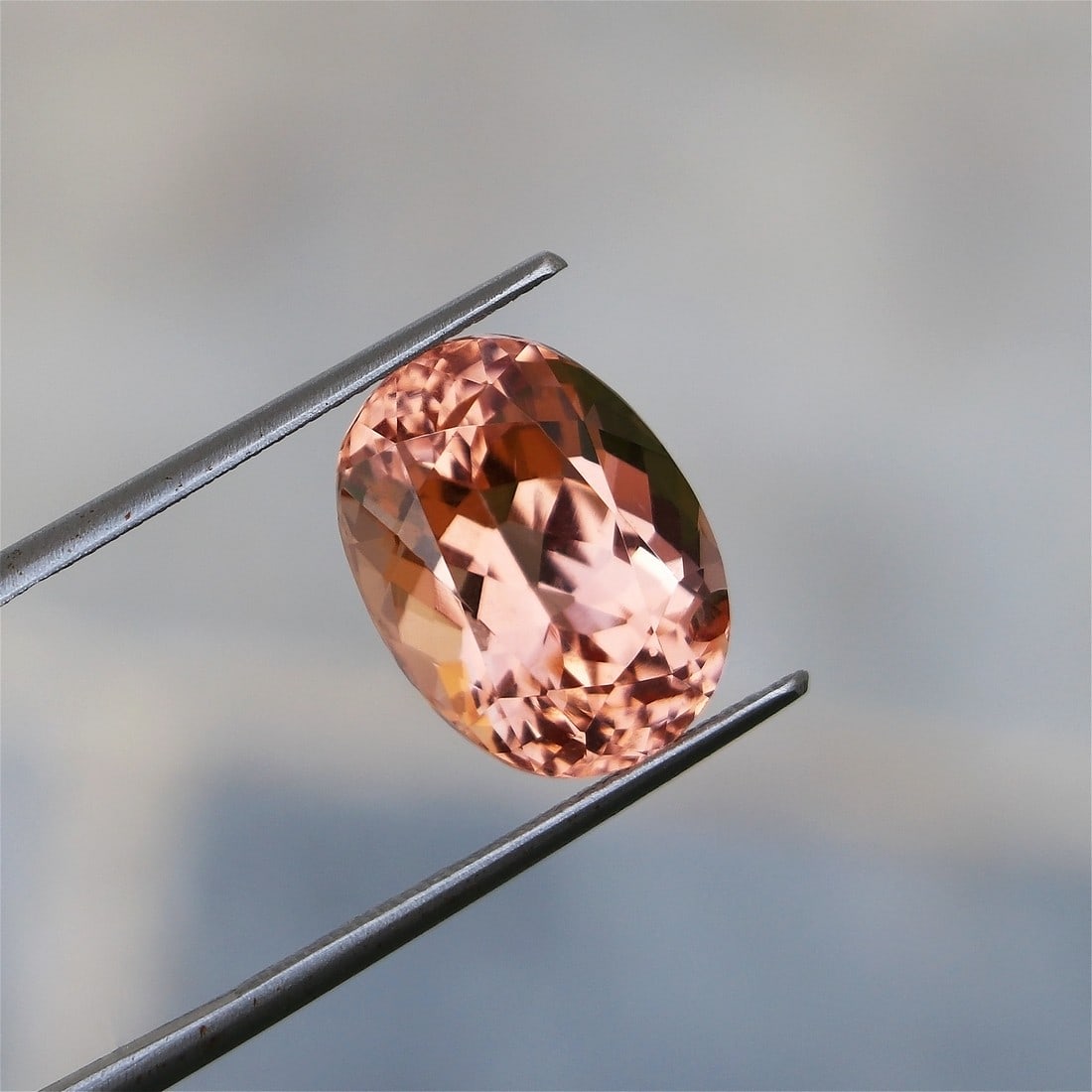 Natural & Unheated~ Peach Pink Morganite Gemstone: Title: Natural & Unheated~ Peach Pink Morganite Gemstone Gemstones: Peach Pink Color/Clarity: Gemstone Gemstones: 7.10 Cts Carat Weight: 13x10x8 mm Size/dimensions: 13x10x8 mm Reserve: $400.00 Shippin