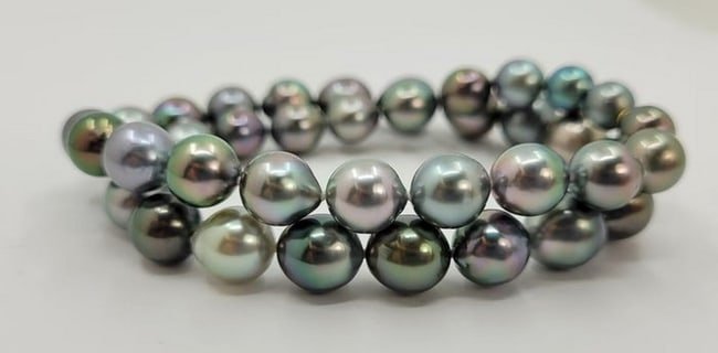 8.5x12mm Bright Multi Tahitian Pearls - 14 kt. Yellow gold - Necklace: DescriptionTitle: 8.5x12mm Bright Multi Tahitian Pearls - 14 kt. Yellow gold - NecklaceDescription: A stunning multi-colored necklace of Tahitian pearls, selected for their shimmering peacock, aubergi