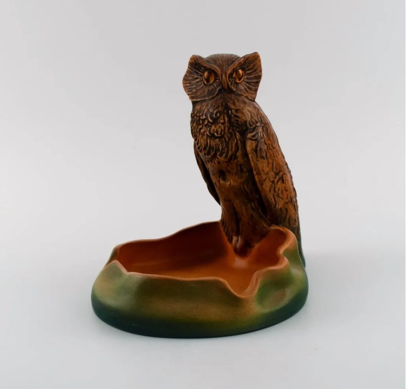 Ipsen's, Denmark. Bowl in hand-painted ceramics modeled with owl. 1920s / 30s. Model number 142. (1 of 1)